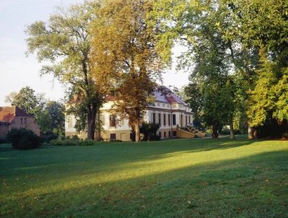 Schloss Caputh, Blick vom Garten seitlich auf das Schloss