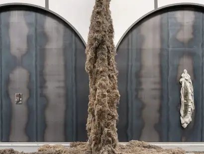 Klára Hosnedlová, CHANEL Commission: Klára Hosnedlová. embrace, 2025, Installationsansicht Hamburger Bahnhof – Nationalgalerie der Gegenwart, 1.5. – 26.10.2025