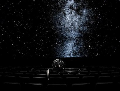 Nachthimmel-Projektion im Planetariumssaal des Zeiss-Großplanetariums der Stiftung Planetarium Berlin