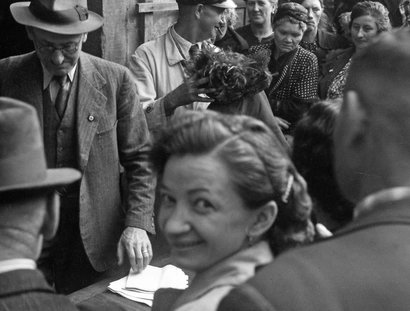 Bürger bei einer Versteigerung jüdischen Eigentums in der Gegend von Hanau, 1942 (Fotoausschnitt)