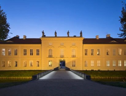 Stadtseitige Ansicht von Schloss Rheinsberg in der Abenddämmerung