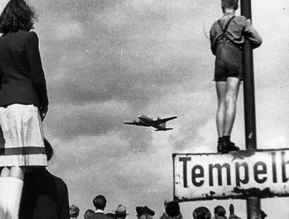Menschen am Tempelhofer Feld während der Luftbrücke 1948