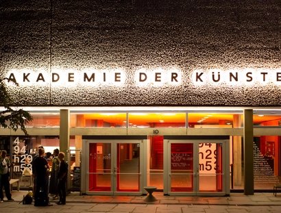 Veranstaltungen in Berlin: 494h 29m 53s. Die Sammlung des n.b.k. Video-Forums, von Karin Sander nach Laufzeit sortiert
