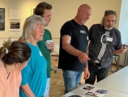 Teilnehmende Fotograf:innen beim Kuratieren der Sonder-Präsentation „Berlin im Blick“, 2024