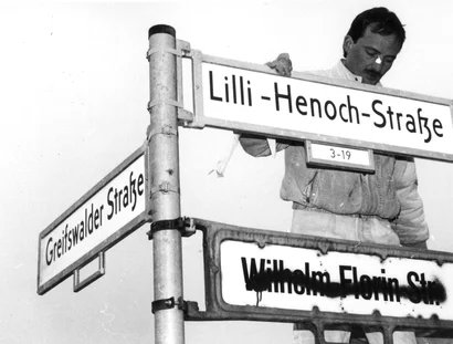 Unveiling of the street sign at the renaming of Klement-Gottwald-Allee to Berliner Allee in Berlin-Weißensee, 31 August 1991