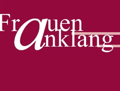 Logo der Veranstaltungsreihe FrauenAnklang, dieses Jahr in Weiß vor weinrotem Hintergrund. Vermerkt ist auch der thematische Hintergrund vom 80-jährigen Kriegsende.