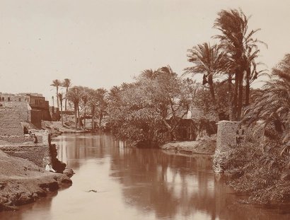 Bahr Yusuf in Medinet el-Fayum (Ägypten), links am Ufer sitzend Georg Schweinfurth, der Heinrich Schliemann und Rudolf Virchow 1888 auf ihrer Reise im Fayum begleitete.