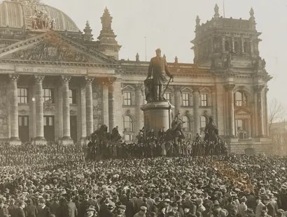 Ausrufung der Republik 1918 vor dem Berliner Reichstag