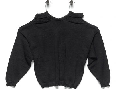 schwarzer Pullover mit zwei Kragen