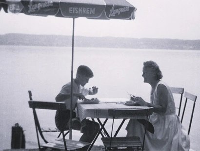 Fotografie von Dirk Kaesler und seiner Mutter unter einem Langnese-Schirm. Historische Fotografie aus Privatbesitz.
