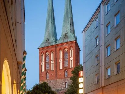 Das Museum Nikolaikirche bei Nacht.