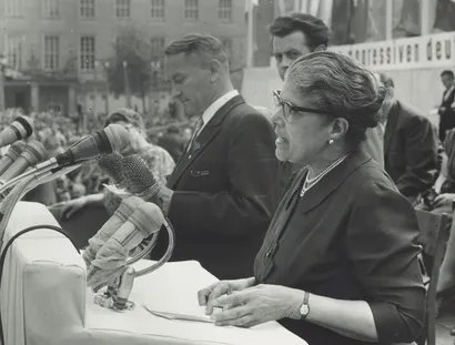 Eslanda Goode Robeson spricht auf der Großkundgebung zum „Internationalen Gedenktag für die Opfer des faschistischen Terrors und zum Kampftag gegen Faschismus und imperialistischen Krieg“ auf dem Bebelplatz in Berlin/DDR, 13. September 1959