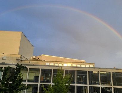 Die Deutsche Oper Berlin unter einem Regenbogen