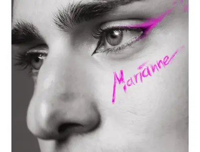 Nahaufnahme eines Gesichts in Schwarz-Weiß. Ein Auge ist mit auffälligem, pinkem Eyeliner geschminkt, daneben steht in pinker, handschriftlicher Schrift das Wort ‚Marianne‘.