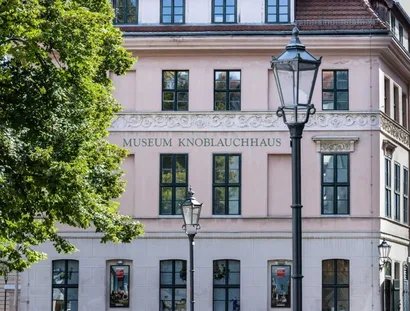 Nahaufnahme des Museum Knoblauchhaus, im Vordergrund Straßenlaternen
