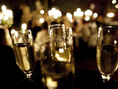 Gläser mit Schaumwein