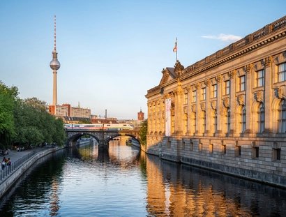 Bode-Museum vor Fernsehturm und Rotem Rathaus