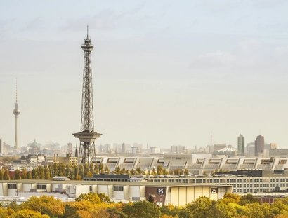 Funkturm mit Berliner Skykline und Fernsehturm im Hintergrund