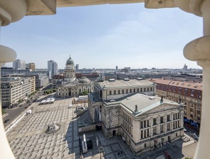 Blick vom Französischen Dom auf den deutschen Dom und das Konzerthaus am Gendarmenmarkt