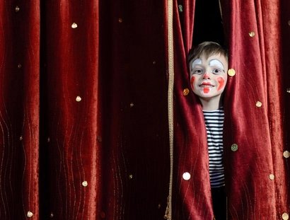 Junge als Clown auf der Bühne