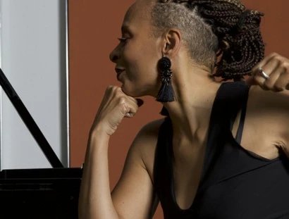 Jocelyn B. Smith am Klavier