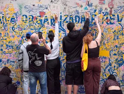 Oscar Murillo, A song to a tearful garden [Ein Lied für einen tränenreichen Garten], Teil der 36. Biennale von São Paulo, Not All Travellers Walk Roads—Of Humanity as Practice, 6. September 2025 – 11. Januar 2026