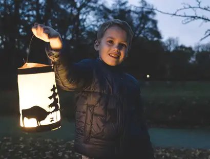 Kind mit einer Laterne