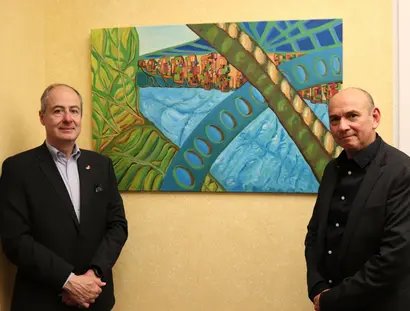 Botschafter Vicente Albornoz und der Künstler Eduardo Flores Abad neben dem Werk „La forma de la guaba/die Form der Guave“.