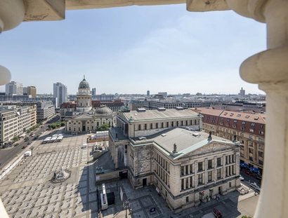 Blick vom Französischen Dom auf den deutschen Dom und das Konzerthaus am Gendarmenmarkt,