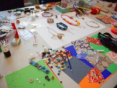 Recyclingmaterialien zum Herstellen von Schmuck im Workshop "Verzier dich!"