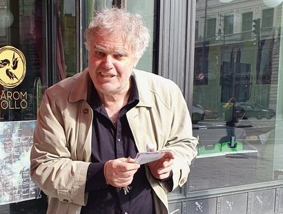 Wilhelm Droste vor seinem Café in Budapest