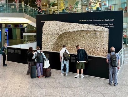 Die Welle - Exponat von Iris Schieferstein im Ostbahnhof