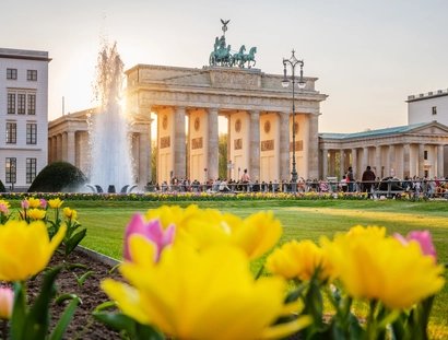 Der Pariser Platz mit Brandenburger Tor im Frühjahr