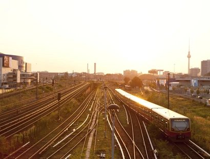 Blick von der Warschauer Brücke auf die S-Bahn