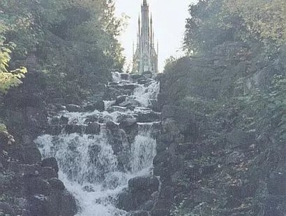 Kreuzbergdenkmal mit Wasserfall im Viktoriapark
