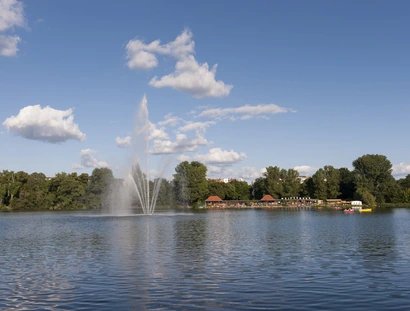 Berlin-Weißensee, See mit Fontäne und Strandbad