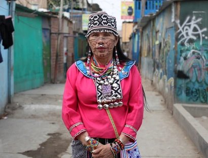 Porträt Olinda Silvano, amazonische Künstlerin aus der Gemeinschaft der Shipibo-Conibo