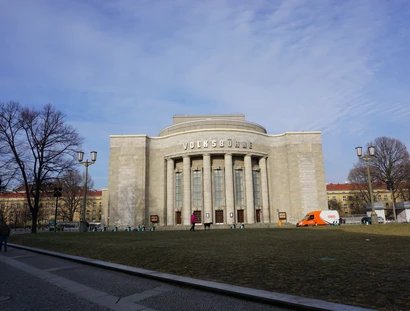 Treffpunkt Volksbühne/Haupteingang Rosa-Luxemburg-Platz