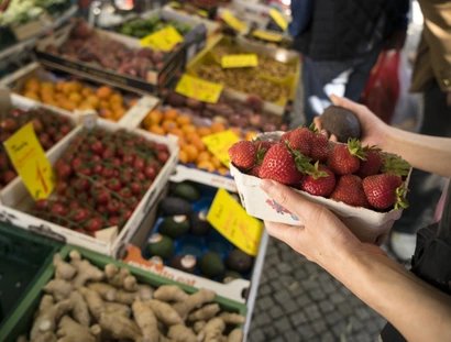 Obst- und Gemüsestand auf einem Wochenmarkt