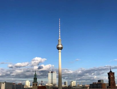 Berliner Skyline mit Fernsehturm und Rathaus