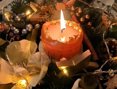 Adventskerze im Adventskranz