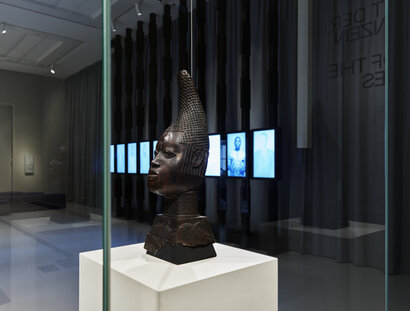 Gedenkkopf einer Königinmutter (Nigeria) im Ausstellungsbereich „Benin-Bronzen in Berlin" des Ethnologischen Museums im Humboldt Forum
