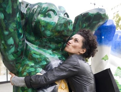 Buddy Bear wird von Frau umarmt