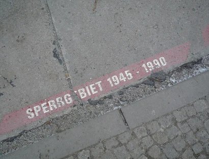 Markierung des Sperrgebietes um das Stasi-Untersuchungsgefängnis Hohenschönhausen,