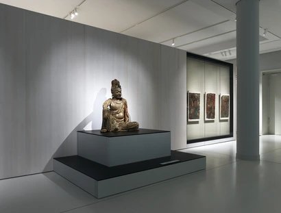 Bodhisattva Avalokiteshvara in Wasser-Mond-Pose (China, Song Dynastie, 960 - 1279) im Modul "Kunst und Kult. Sakrale Kunst in China und Japan" des Museums für Asiatische Kunst im Humboldt Forum