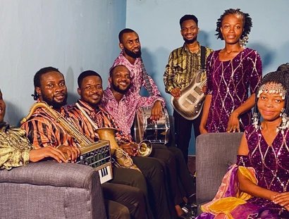 Die ghanaische Musikerin Florence Adooni mit Band