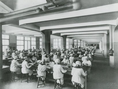 Fertigungshalle in der Sarotti-Fabrik, Teilestraße 12–13, vor 1926