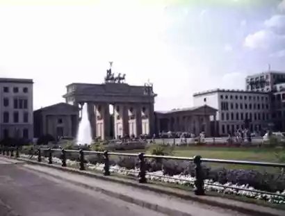 Unter den Linden vom Brandenburger Tor zum Schloß