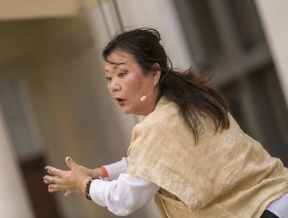 Soogi Kang beim Geschichtentheater "Vom Traum zum echten Abenteuer"