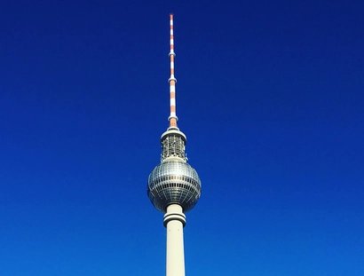Fernsehturm vor blauem Himmel